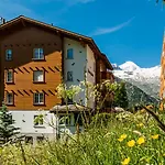 Haus Alpenglueck * Saas-Fee